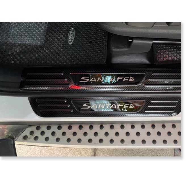 Ốp bậc cửa, nẹp bước chân trong, ngoài xe Hyundai SantaFe 2019 - 2022 vân cacbon cao cấp