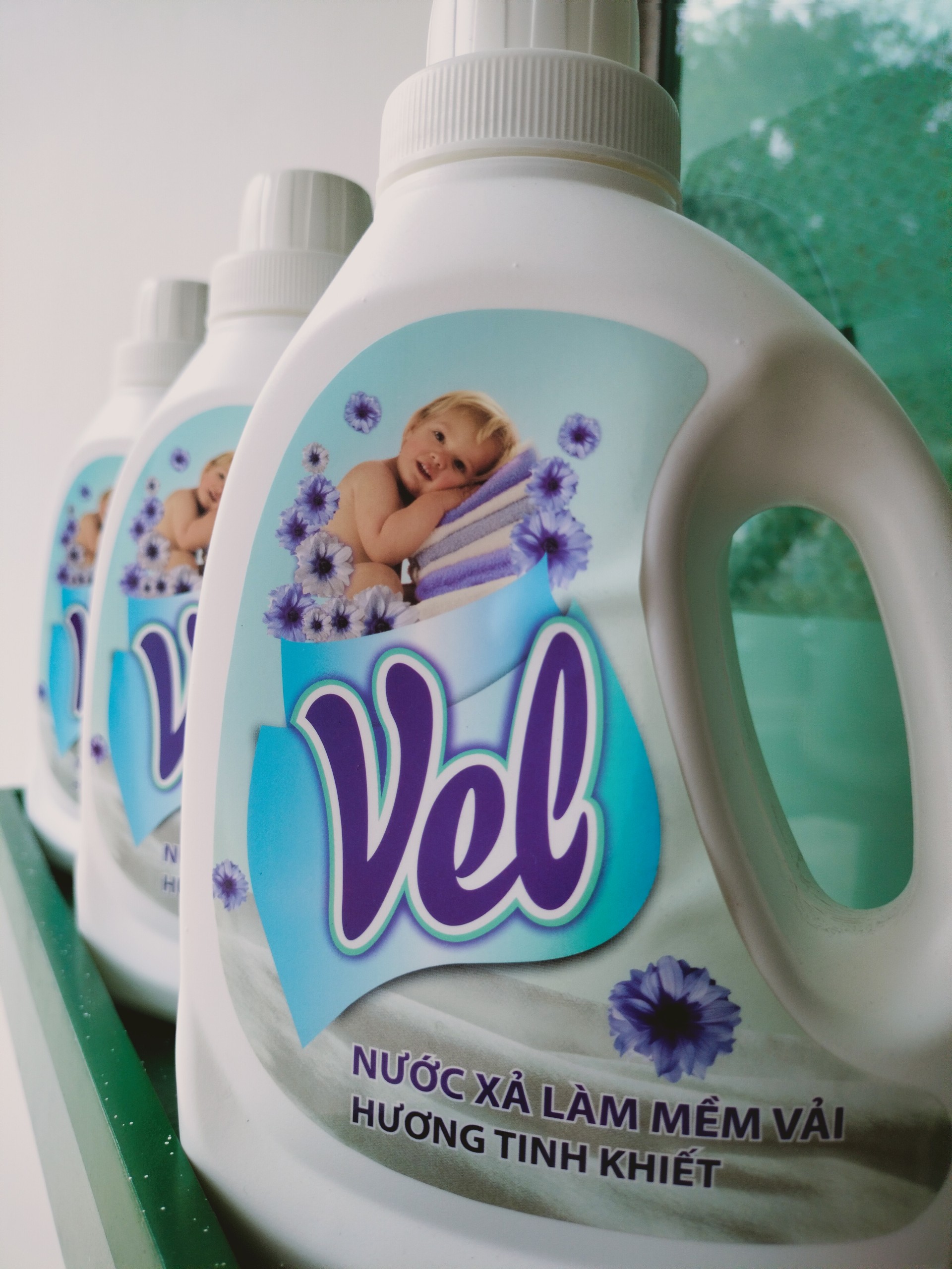 Nước xả mềm vải VEL Tinh khiết - Can 5 Lít Tặng kèm 1 Chai Nước giặt VEL 950ml