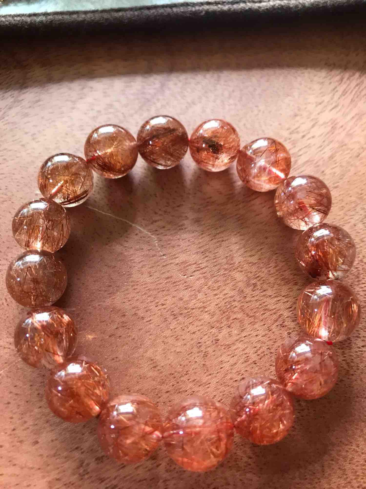 CHIẾC VÒNG THẠCH ANH TÓC ĐỎ CAO CẤP 14ly NAM MỆNH HOẢ THỔ ĐÁ THIÊN NHIÊN BẮT ÁNH KIM RẤT MẠNH