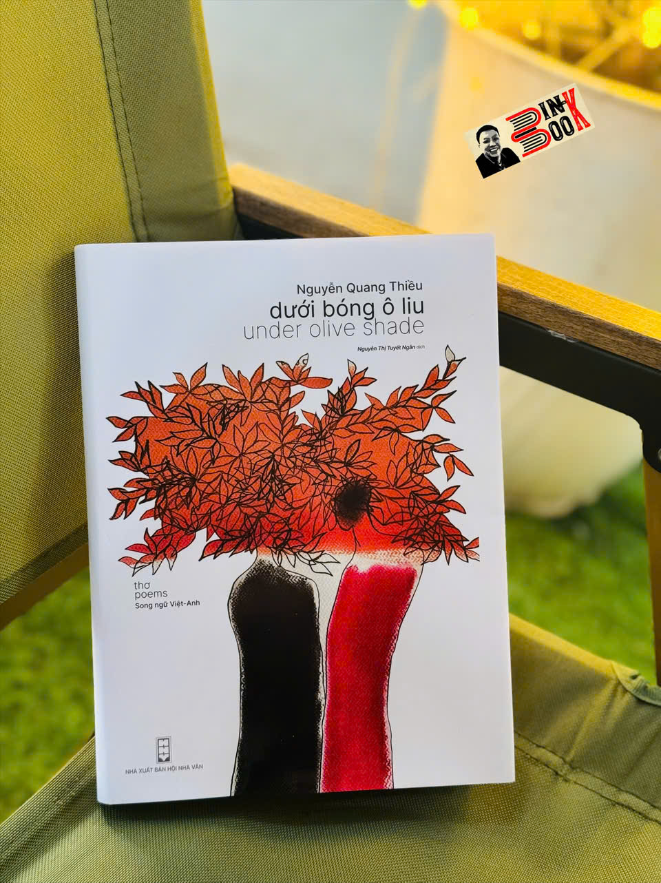 [Bìa dẻo, minh hoa có màu] DƯỚI BÓNG Ô LIU (UNDER OLIVE SHADE) – Nguyễn Quang Thiều – Nguyễn Thị Tuyết Ngân dịch  – NXB Hội nhà văn