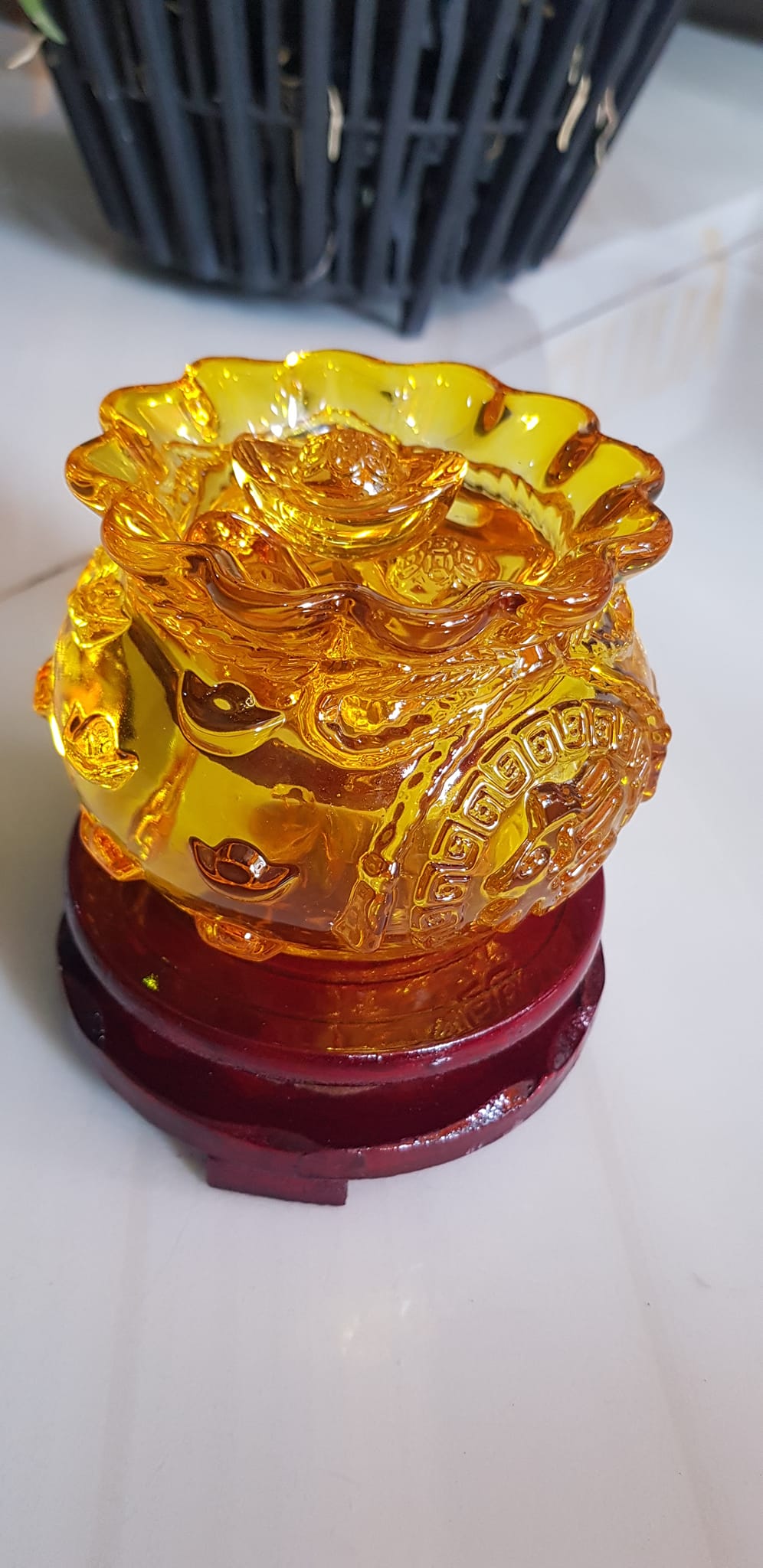 Tượng Phong Thủy Thố tụ tài mới miệng kiểu màu vàng anh tài lộc 10 thỏi xiền vàng đá lưu ly tự nhiên đế gỗ size trung đk 11cm x Cao 11cm cả đế x thố cao 7,5cm Hợp ANh Chị Mệnh Kim Thổ Thuỷ đặt bàn làm việc bàn thờ thần tài ạ