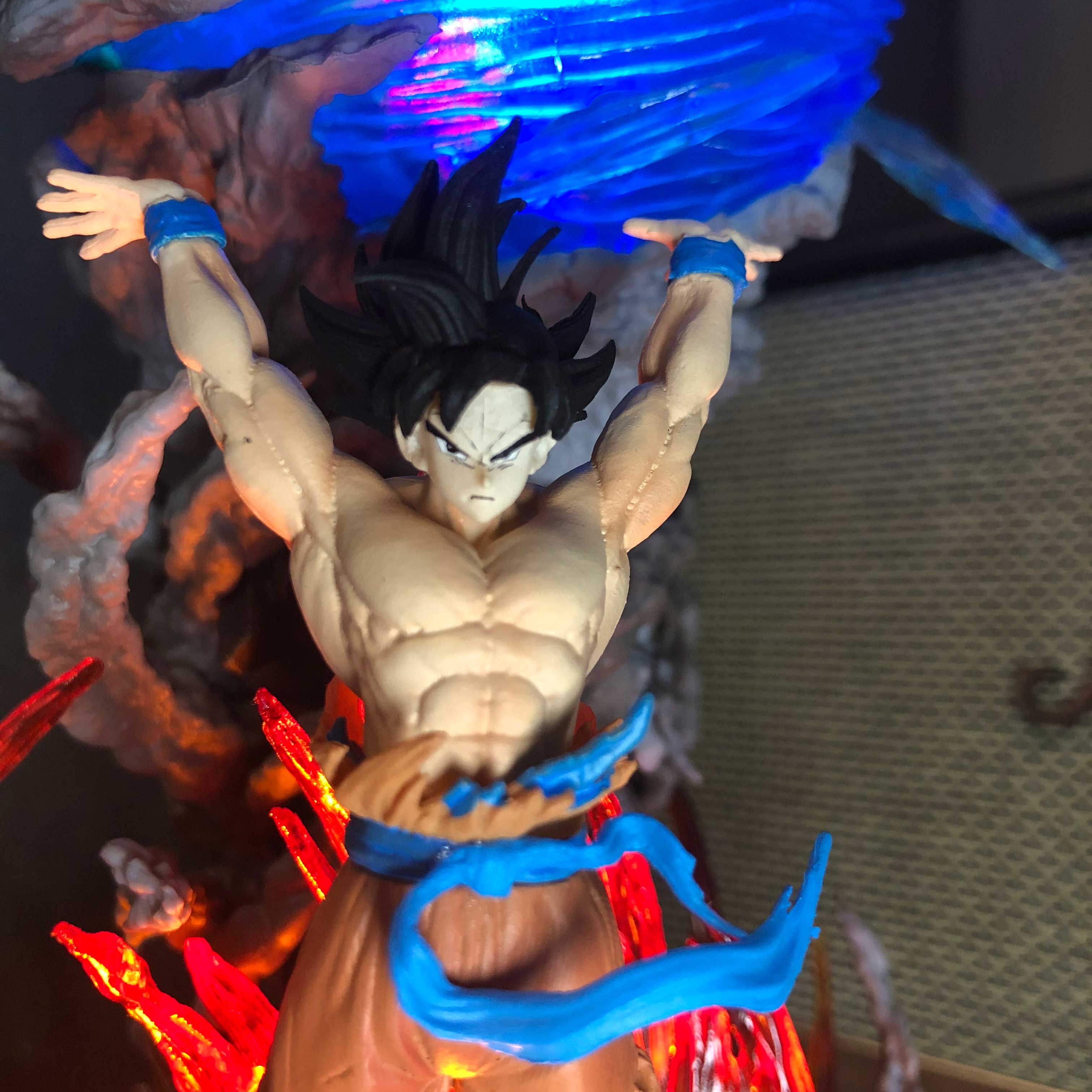 Mô hình Son Goku nâng cầu 23 cm có LED - Dragon Ball