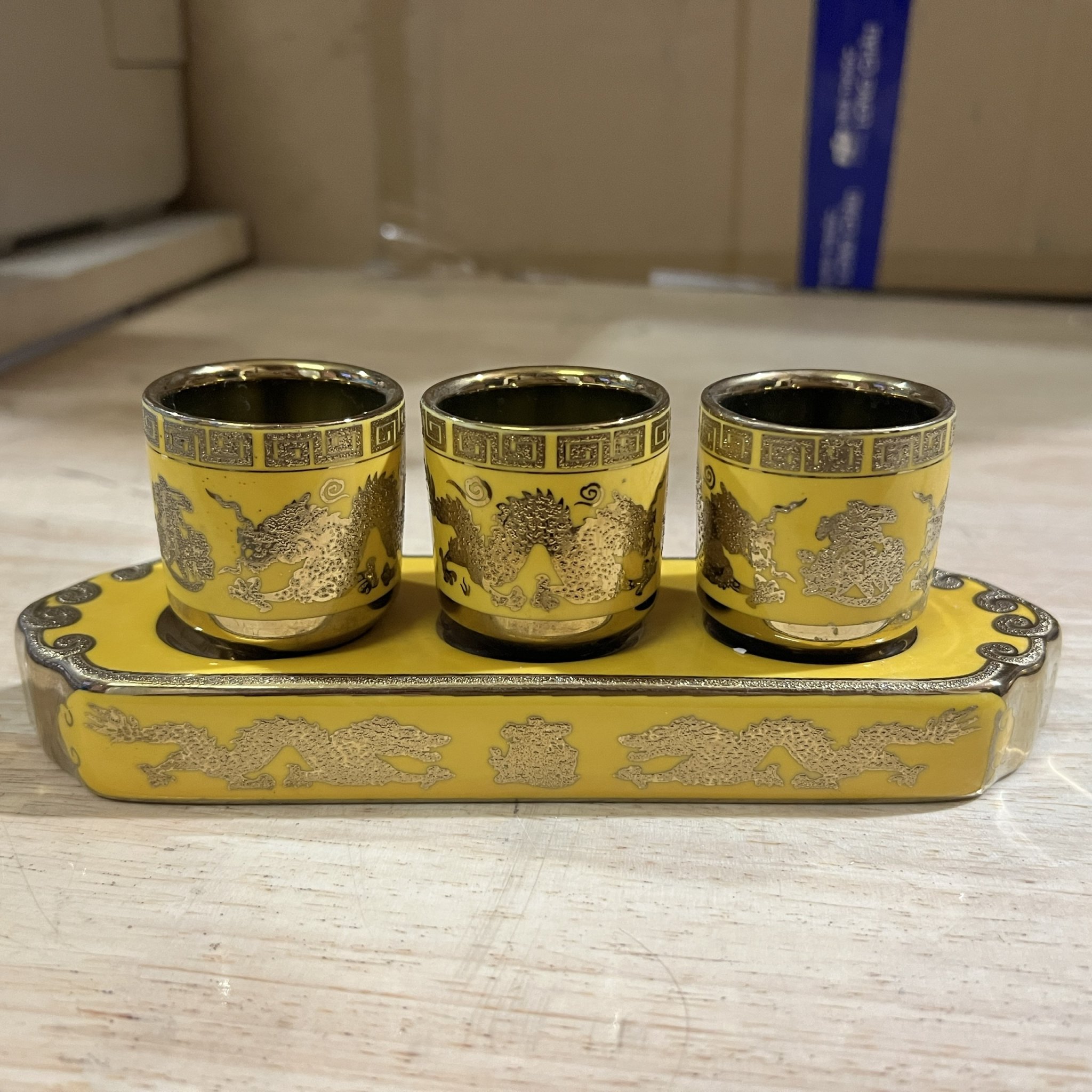 Chum nước thờ ,áng nước sứ vàng 3D bộ 3 ly