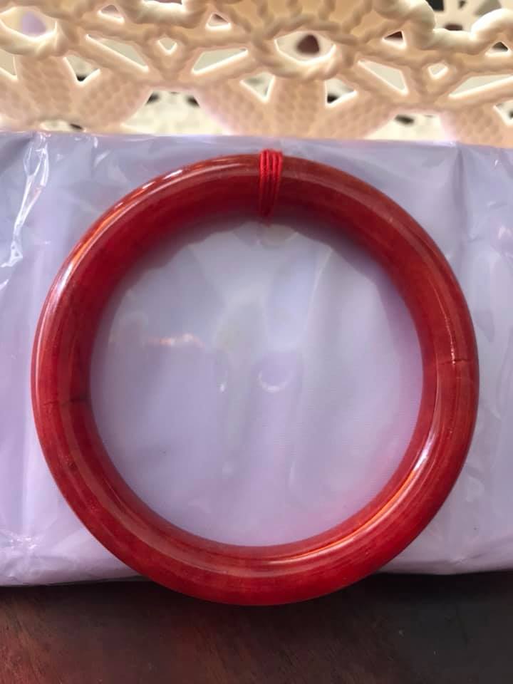 CHIẾC VÒNG TAY PHONG THỦY ĐÁ CẨM THẠCH CỒ ĐỎ CỌNG TO SIZE 56MM X DẦY 9MM MÀU ĐỎ ĐẬM ĐẸP NAM NỮ MỆNH HỎA THỔ 56kg đến 68kg Ạ