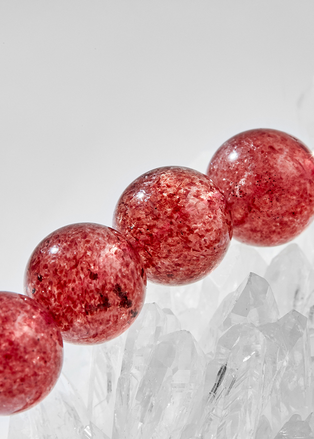 Vòng tay thạch anh dâu charm hồ lô Ngọc Quý Gemstones