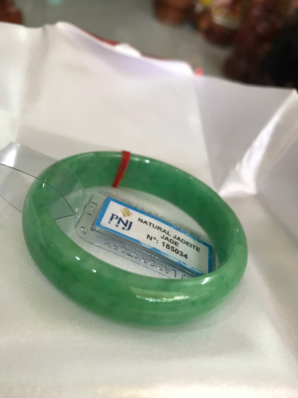 Vòng Tay Nữ Đá Ngọc Cẩm Thạch Tự Nhiên Bản Hẹ Sịn Đậu Lý Sao Ni 48mm Cao 12mm Dầy 6mm đã kiểm định kèm giấy chứng nhận P No 185034 Màu Xanh ngọc lý tươi bóng đều đẹp nữ tay nhỏ 35kg - 48kg ạ