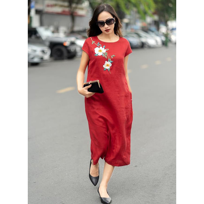Đầm suông Linen nhập Hàn tay hến thêu hoa dáng bút chì, màu đỏ tươi diện tết trẻ trung ArcticHunter