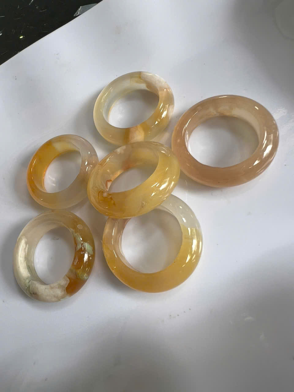 Nhẫn Nữ mới Đá Mã Não Bông Vàng Trắng Đậm Nhạt Bóng Đẹp Ni 17mm Cao 7mm Dầy 4mm Chị em Nữ mệnh Kim mệnh Thủy mệnh Thổ đeo lên tay xinh xắn may mắn ạ