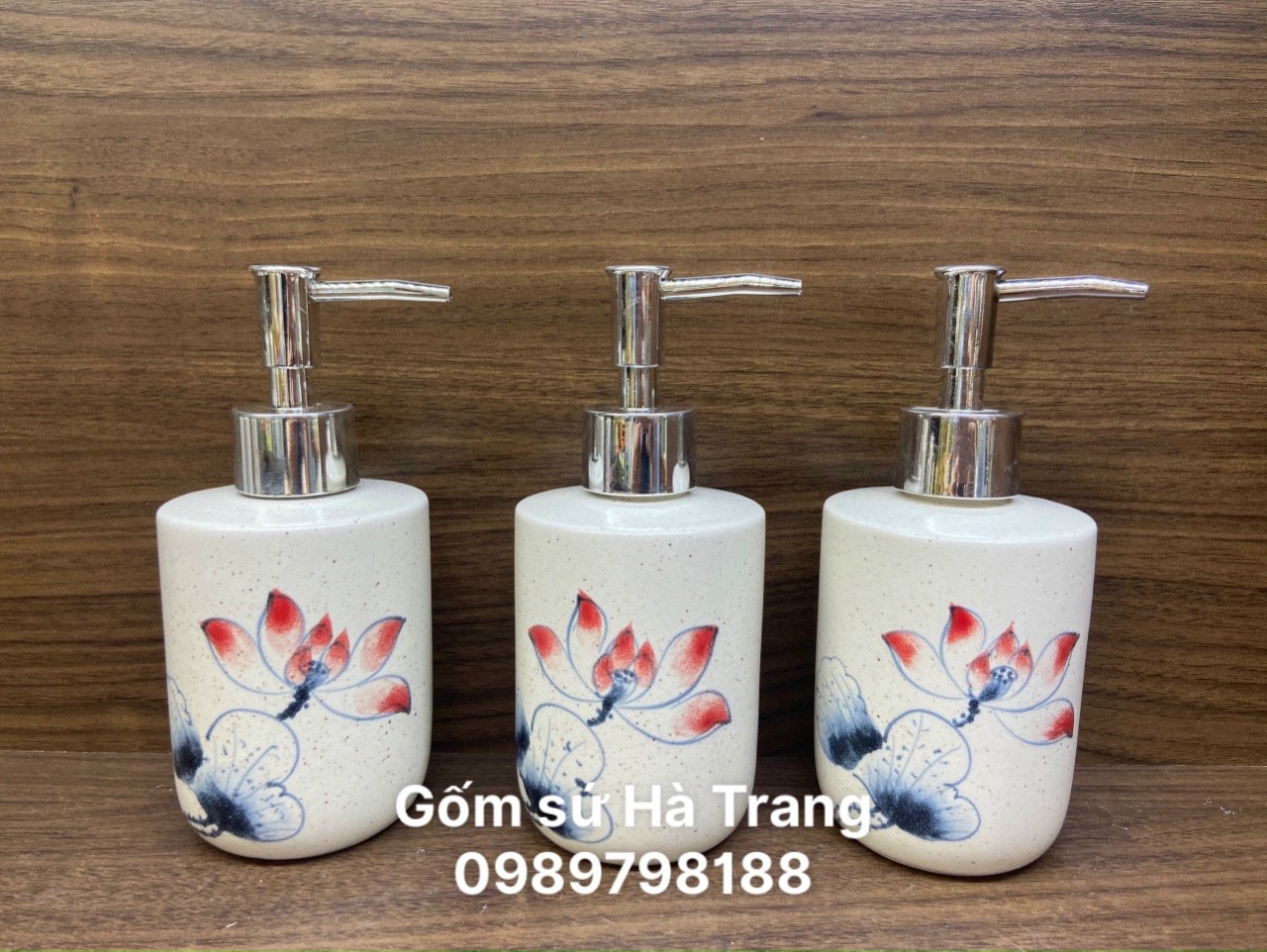 Một bình xịt xà phòng dáng bình tròn gốm sứ Bát Tràng cao cấp vẽ sen