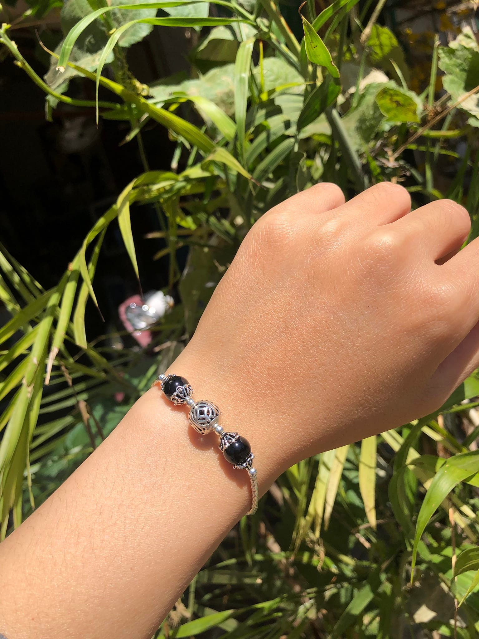 Vòng tay thạch anh đen mix charm cỏ 4 lá