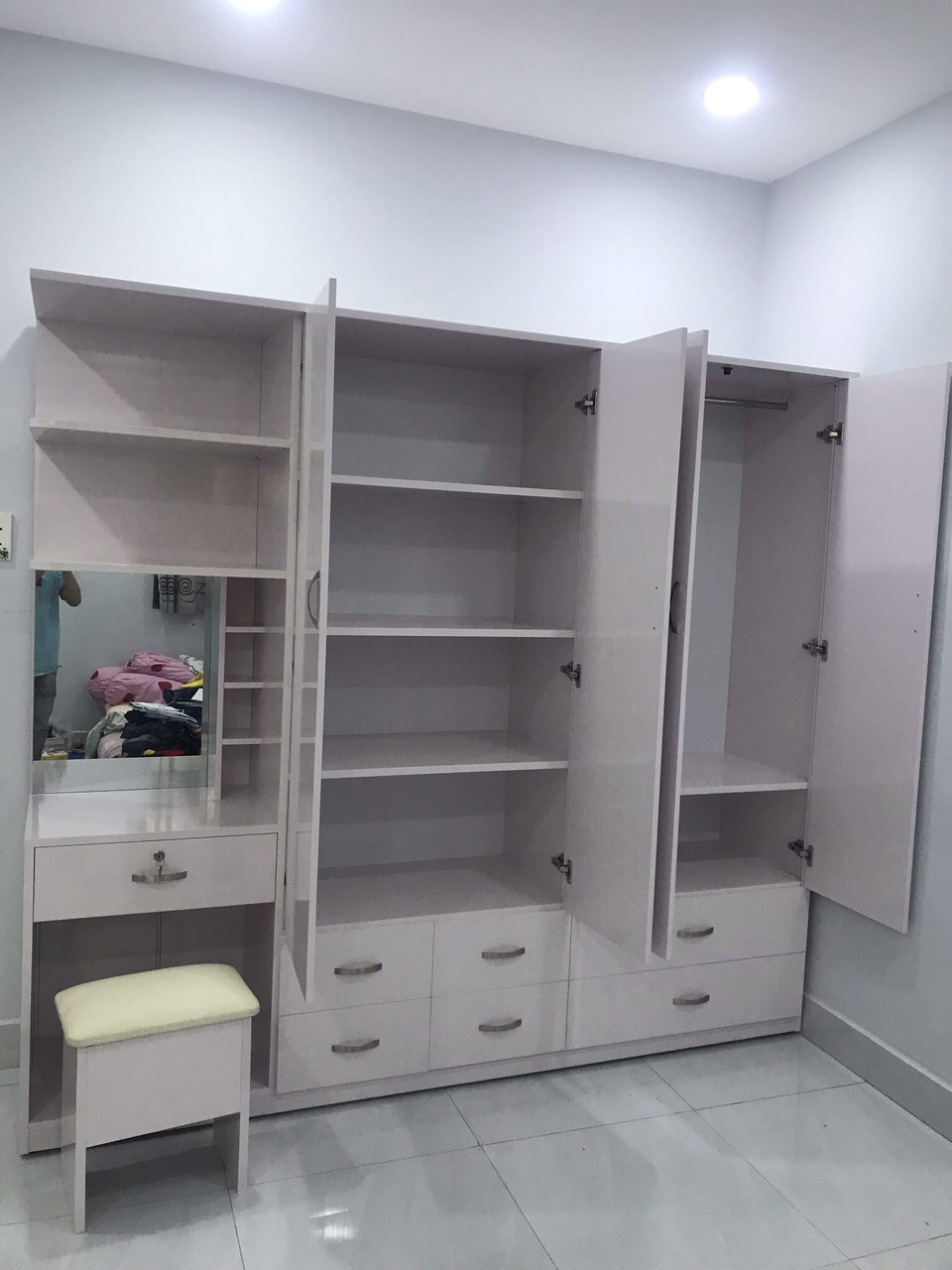 Tủ áo Juno Sofa đa năng kèm bàn trang điểm tặng ghế ngang 2m4 x cao 1m8 x 48 cm