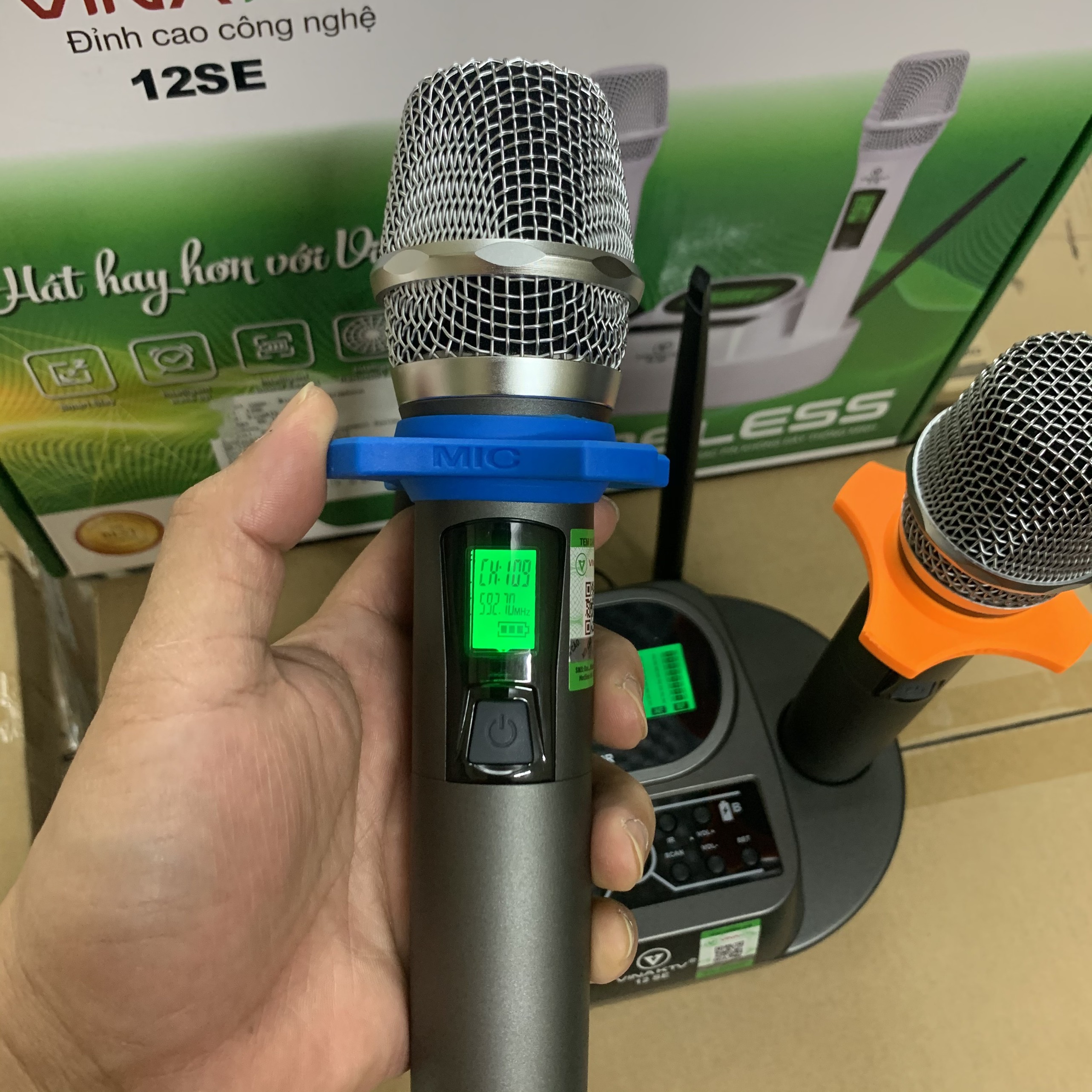 Micro karaoke không dây cao cấp VinaKTV 12SE - Sử dụng pin sạc, có cảm biến tự ngắt, gia tốc - Hát nhẹ, bay, chống hú tốt - Hàng chính hãng