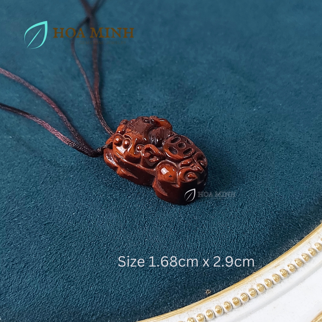 Mặt dây chuyền cụ Tỳ Hưu Kim Tài Lộc chất đá Mắt Hổ đỏ nâu tự nhiên size 16.8x29mm