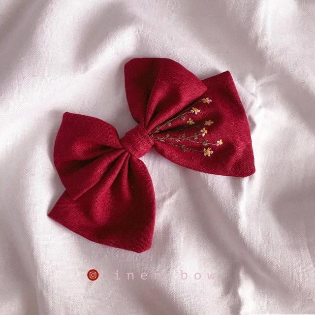 Nơ linen đỏ đô thêu hoa cúc