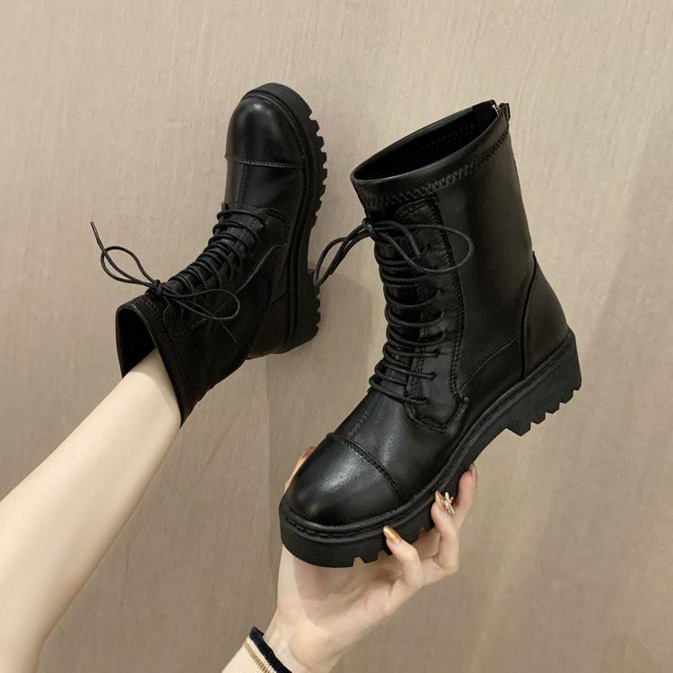 Giày cao gót với đế giày dày