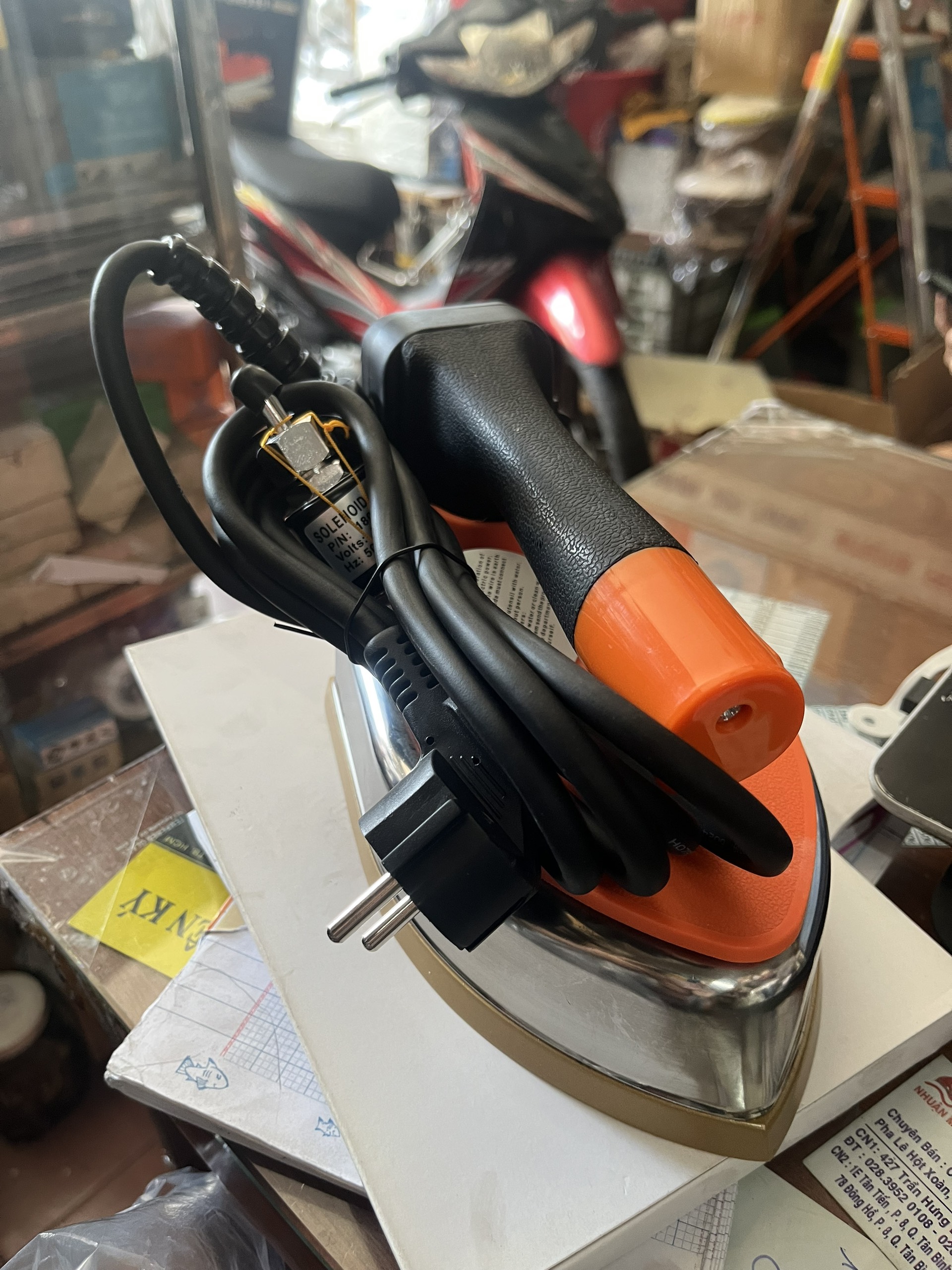 BÀN ỦI BÌNH NƯỚC TREO PELICAN PEN999