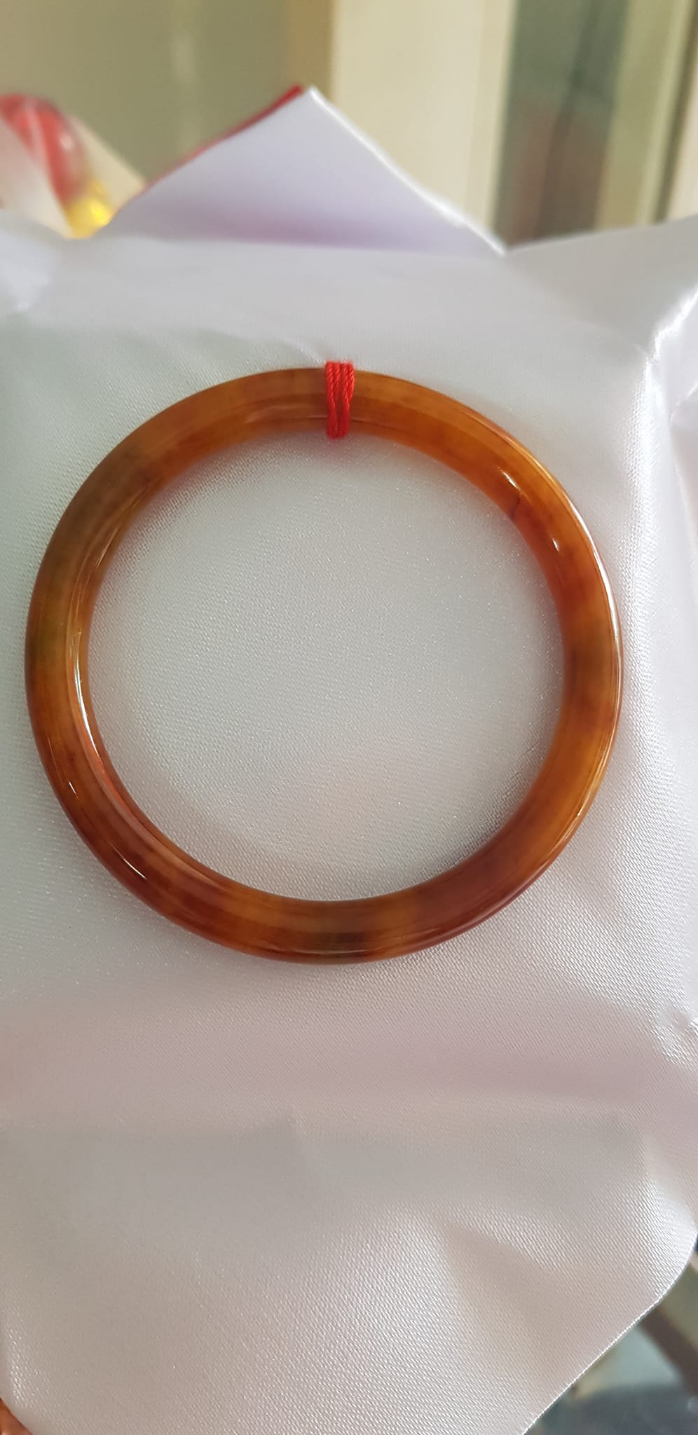 Vòng tay nữ đá Cẩm thạch Vàng đậm Vân vân bóng đẹp lạ Ni 50mm x cọng 6mm Nữ Thổ mệnh Kim 49kg - 53kg đeo Món quà tặng ý nghĩa dành cho các chị em đeo vòng tay Ni 50mm ạ