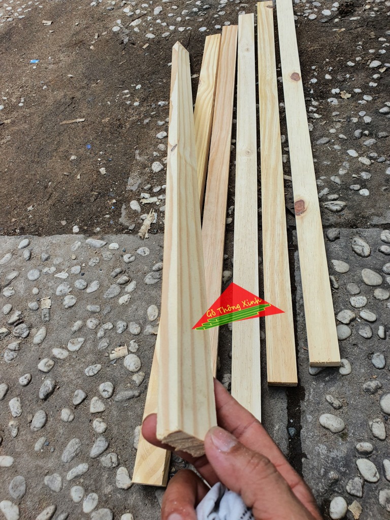 Thanh gỗ thông vuông mới đẹp dài 80cm, rộng 3cm, dày 1.5cm đã bào láng đẹp 4 mặt rất thích hợp làm nẹp, làm khung sườn