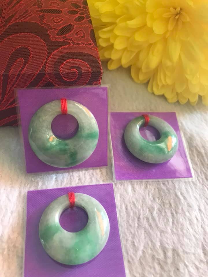 Mặt Dây Chuyền ĐỒNG ĐIẾU KIỂU TRÒN GIỮA TO ĐÁ Cẩm Thạch Tự Nhiên  Size 29mm x Dầy 7mm x Đk tròn bên trong 12mm  MÀU XANH NGỌC CẨM THẠCH LÊN XANH LÁ ĐẬM ĐẸP Nữ làm mặt Dây Chuyền KIỂU Đeo Đẹp ạ