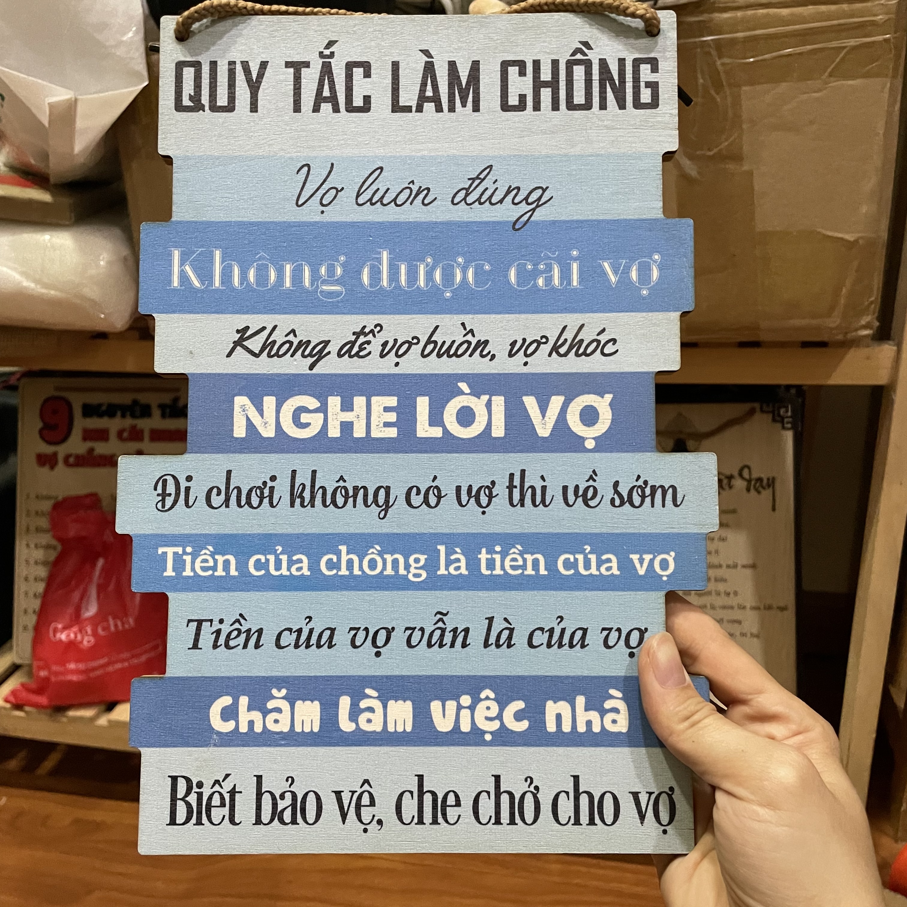 Tranh gỗ nền màu xanh Quy tắc làm chồng tặng kèm đinh 3 chân