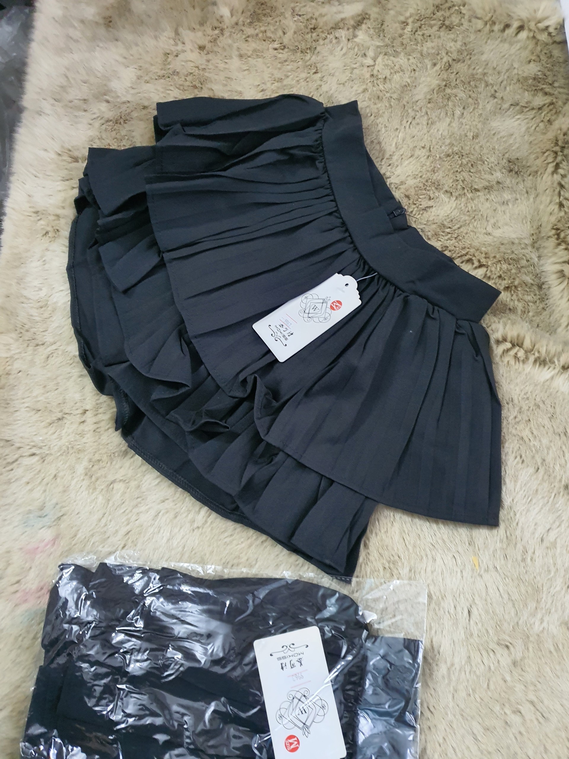 Váy ngắn xòe xếp ly màu đen