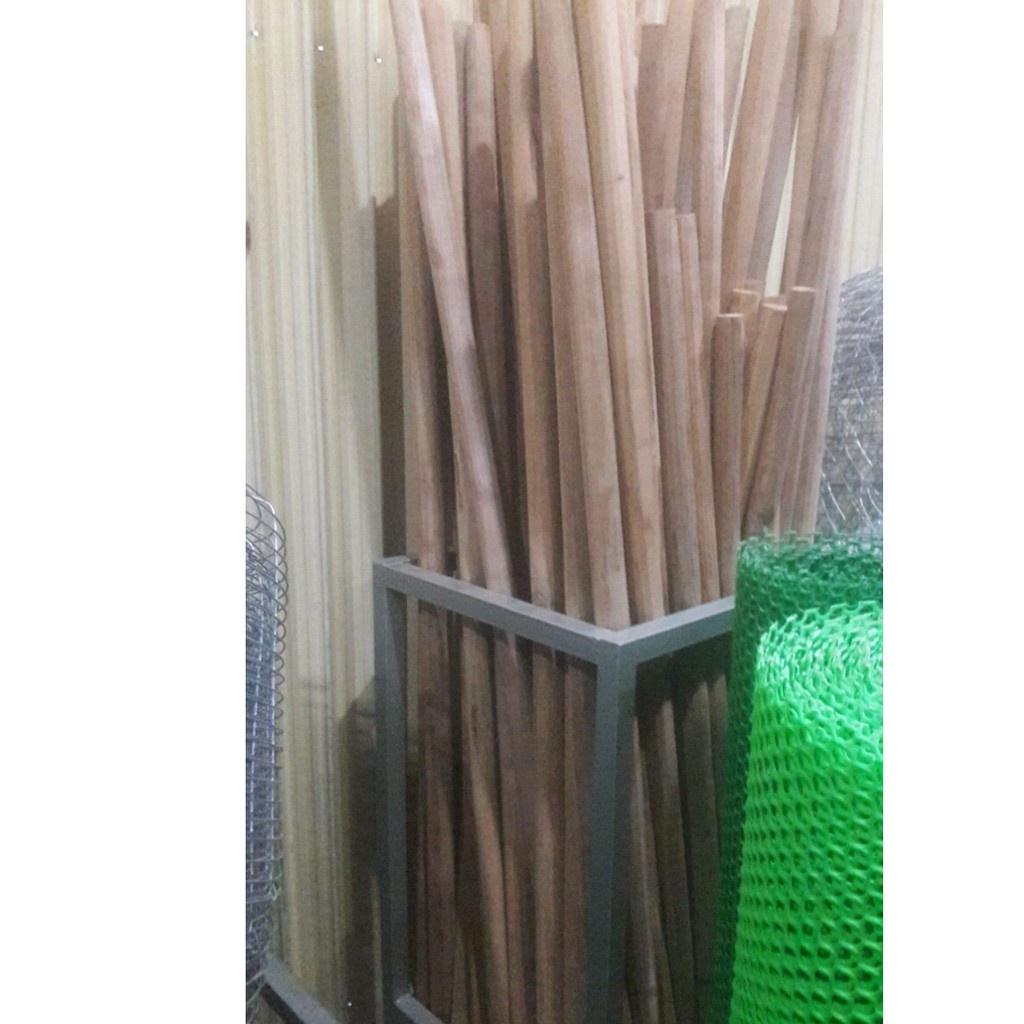 Cán gỗ bằng lăng dùng làm cán cuốc, cán giá