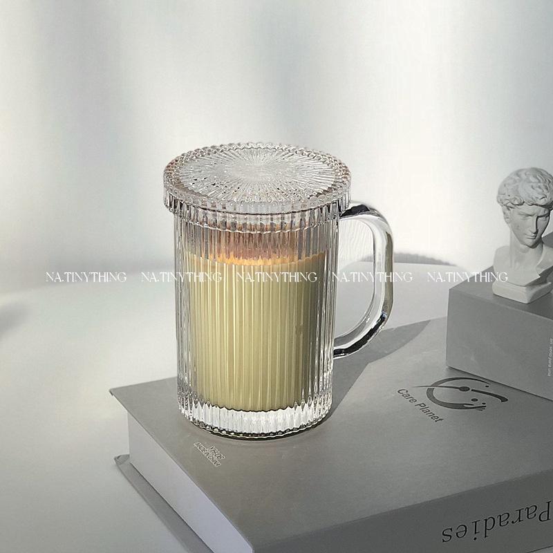 Ly cốc thuỷ tinh trong suốt có tay cầm KÈM NẮP hoạ tiết sọc dọc dùng uống trà sữa cà phê phong cách Hàn Quốc - NA0062