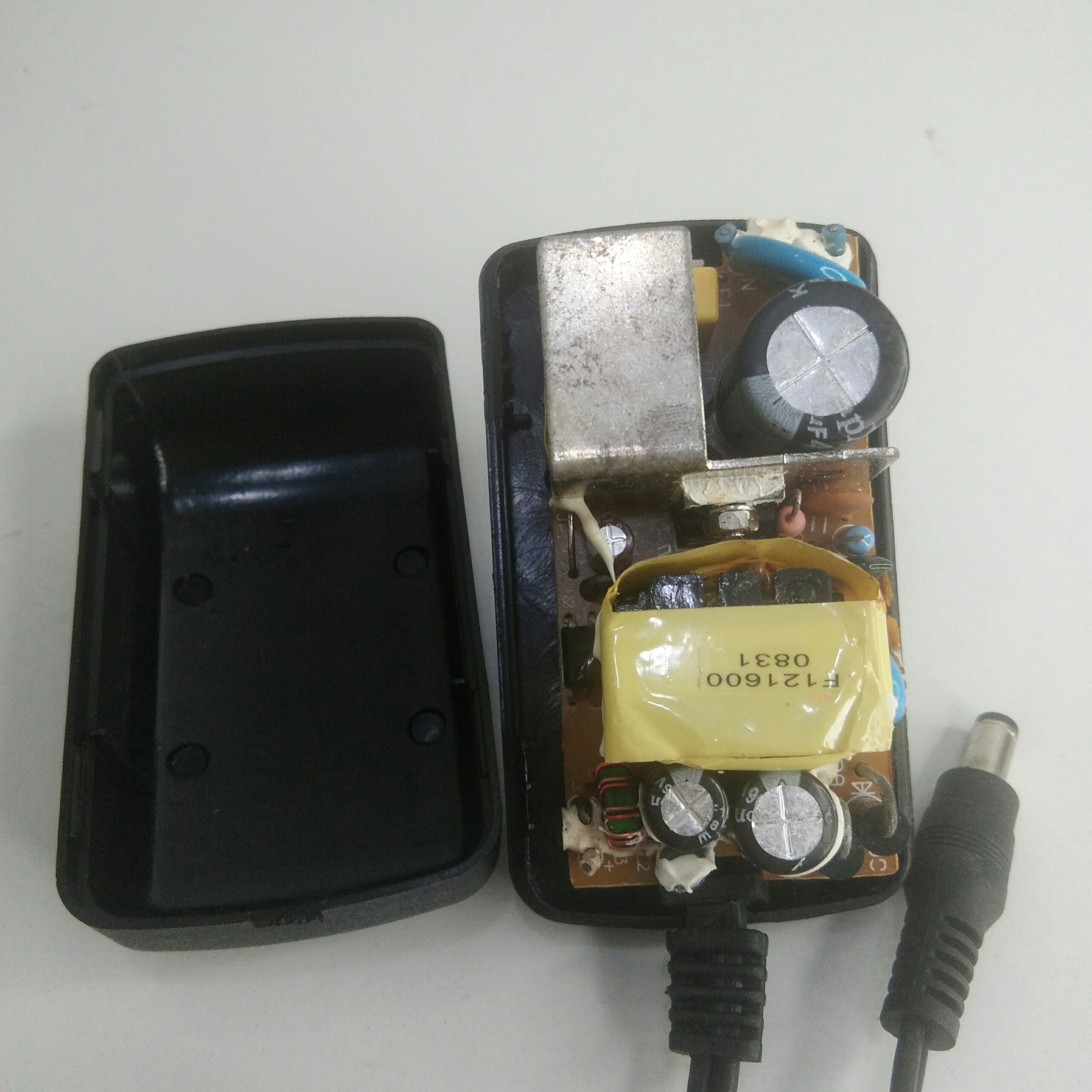 NGUỒN 12V 2A DÙNG CHO CAMERA VÀ CÁC ĐỒ ĐIỆN CÓ CÙNG CÔNG SUẤT ĐẦU DÂY 5.5 LY.HÀNG NHƯ HÌNH