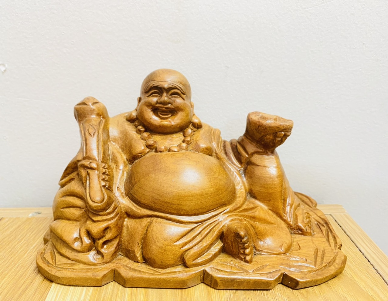 Tượng Di Lạc Cầm Thỏi Vàng Gỗ Bách Xanh