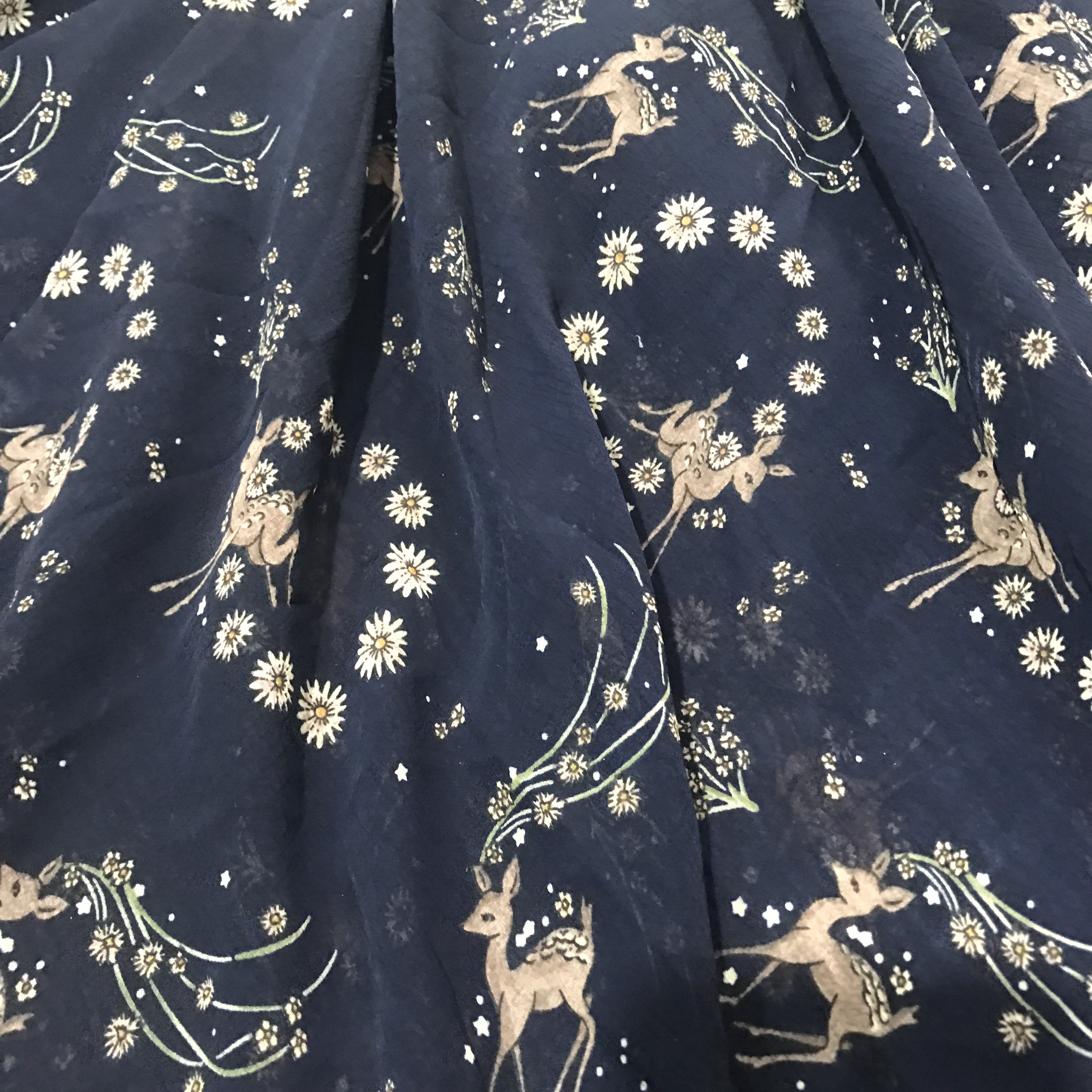 Vải voan chiffon mỏng mềm co giãn nhẹ họa tiết hươu nền xanh than