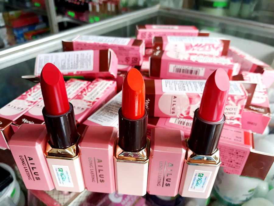 Son thỏi mềm môi Naris Ailus Smooth Lipstick Moisture Rich Nhật Bản 3.7g (#678 Ruby Rose) + Móc khóa