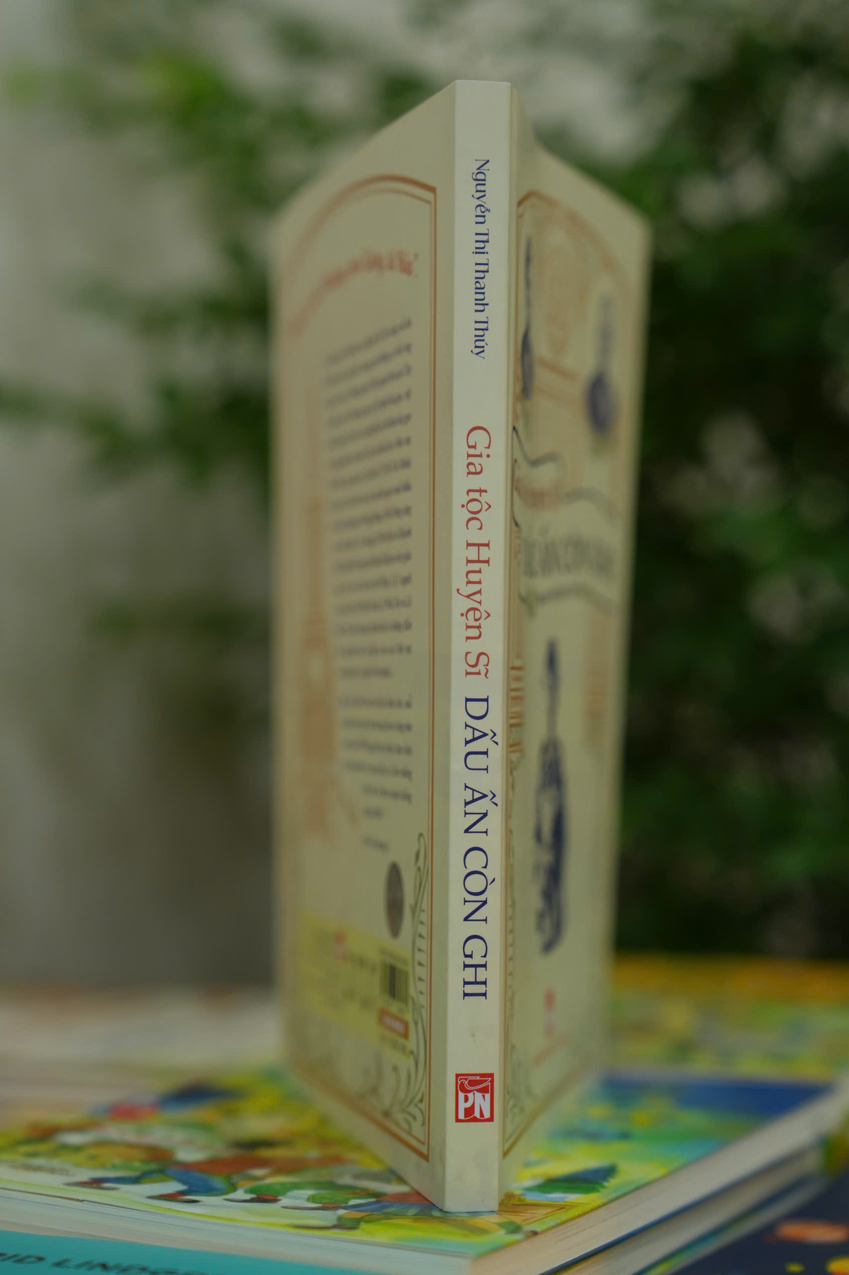 Sách Gia tộc Huyện Sĩ - Dấu ấn còn ghi