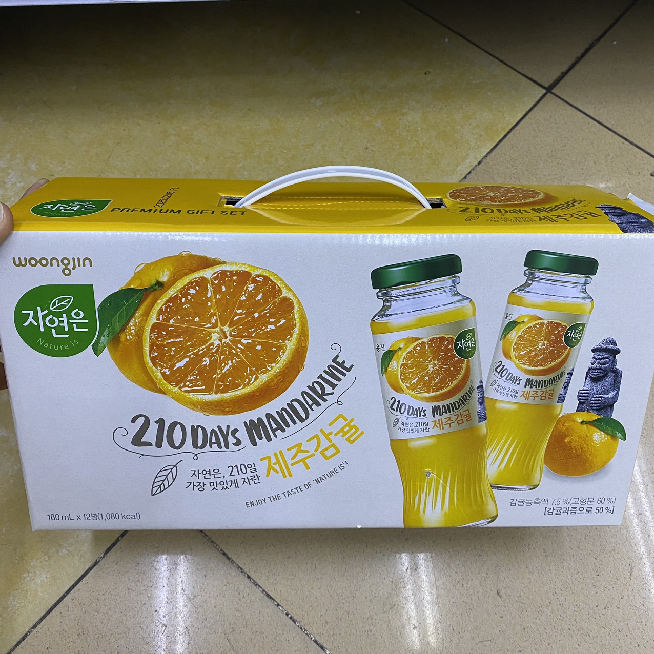 Xách 12 Chai Nước Quýt Woongjin Hàn Quốc 180ML / 웅진) 자연은 제주감귤 180ML