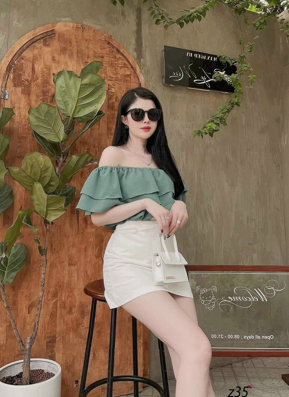 Set áo trễ vai và chân váy ngắn
