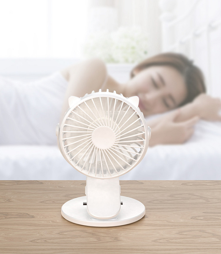 Quạt để bàn mini tích điện cao cấp có kẹp xoay tiện lợi GIAO MÀU NGẪU NHIÊN