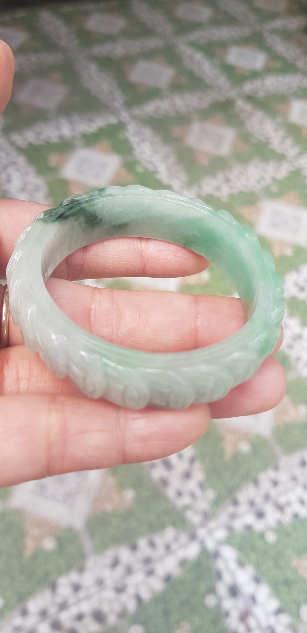 Vòng tay đá ngọc Cẩm Thạch dãy Đồng Tiền Tự nhiên Size 48mm x cao 13mm x dầy 7mm Màu trắng bóng ngọc ngà điểm xanh nhẹ đẹp may mắn tài lộc Nữ mệnh kim mệnh thủy tay nhỏ 35kg - 48kg đeo ạ