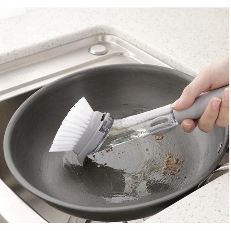 BÀN CHẢI CỌ BẾP, CỌ XOONG 2in1 CÓ BÌNH XỊT DẦU TIỆN DỤNG, CỌ RỬA SẠCH SẼ VỚI TỪNG ĐẦU CHẢI MÀ KHÔNG LO DẦU MỠ BÁM VÀO