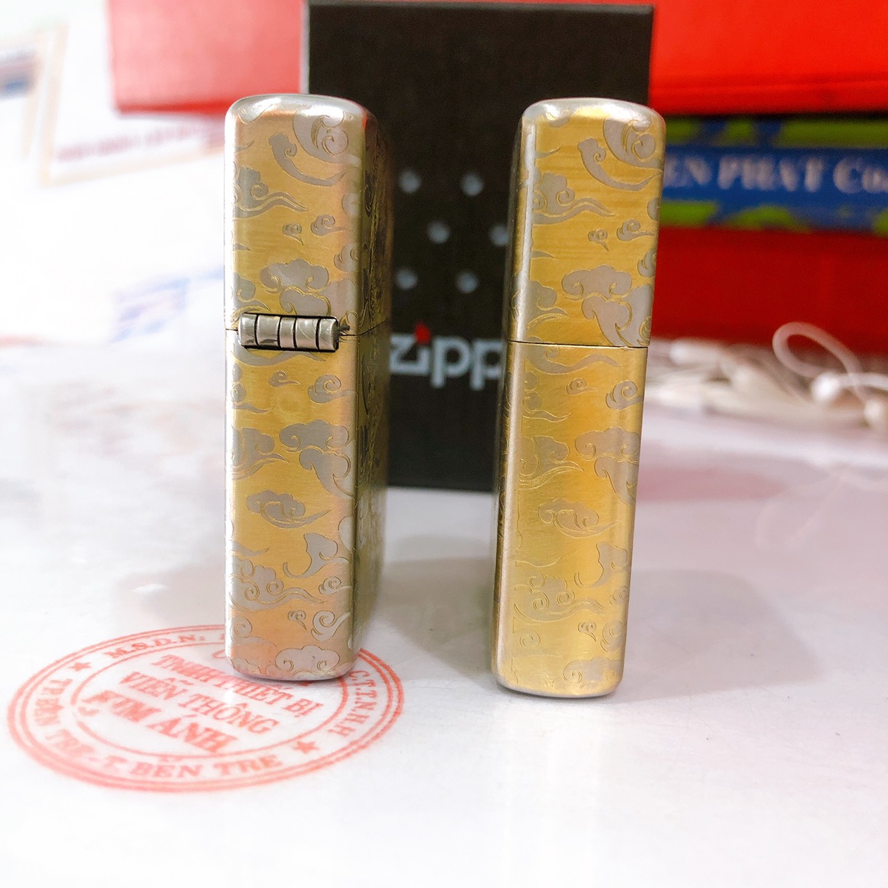Bật lửa Ziippo Satin khắc ăn mòn Rồng vờn châu, Vỏ bằng đồng có tem đỏ