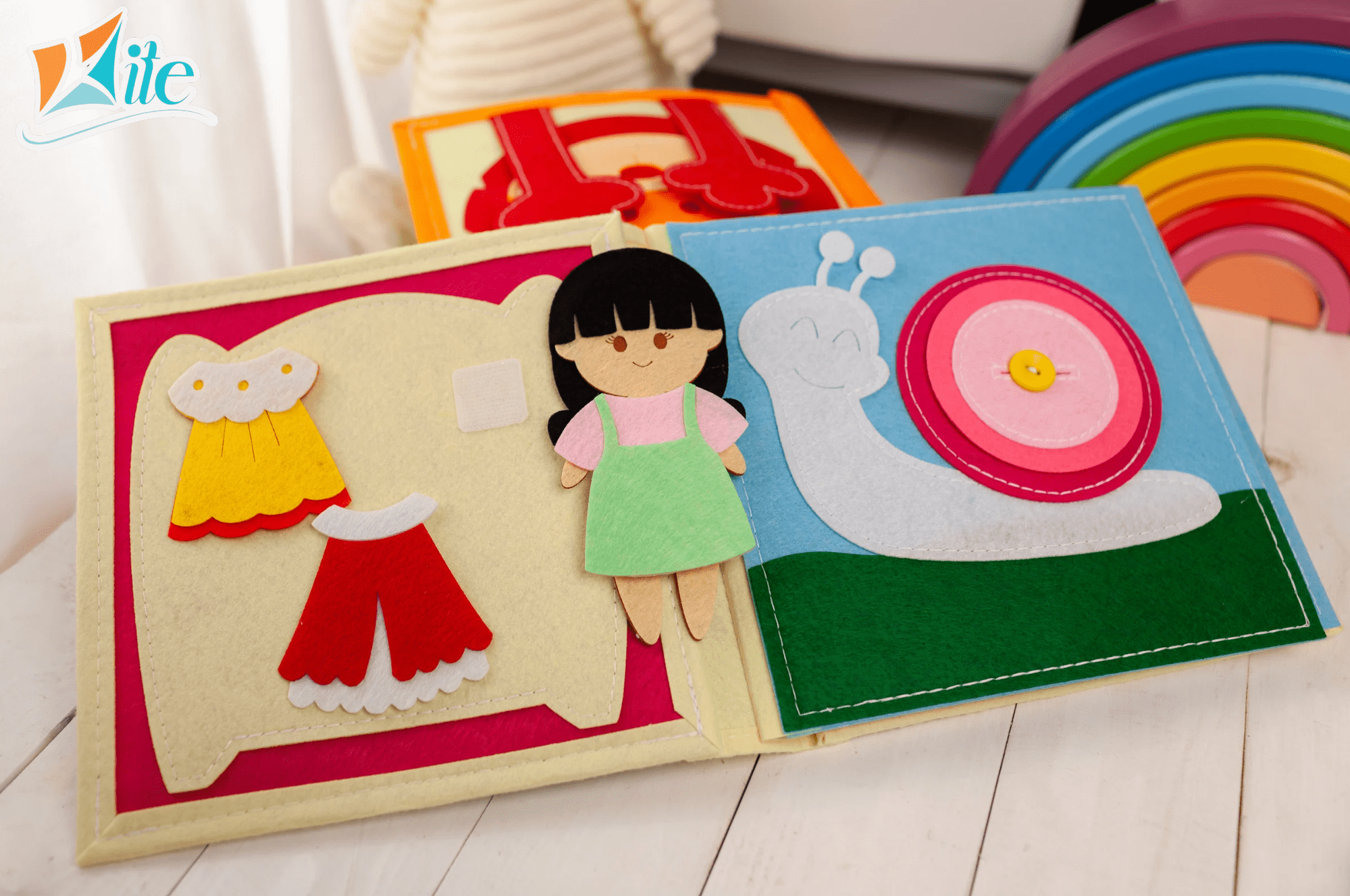 Sách vải Thế Giới Bé Gái, đồ chơi tương tác bóc dán phát triển vận động tinh