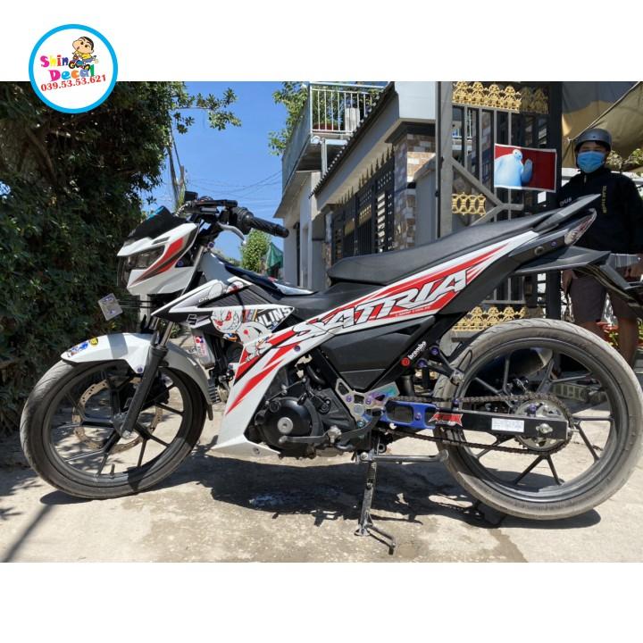 Tem xe Satria fi thỏ cầm phuộc dán xe trắng