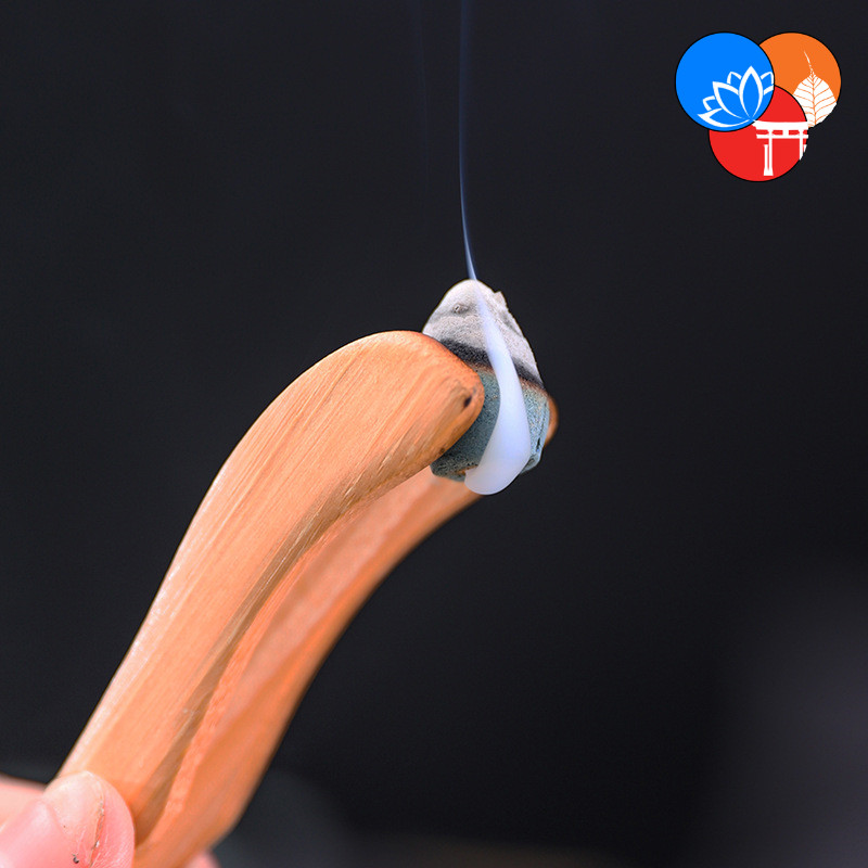 Nụ Trầm Hương Khói Ngược đựng trong chai thủy tinh nút gỗ xinh xắn – 1 Chai Khoảng 60 nụ dùng cho thác khói