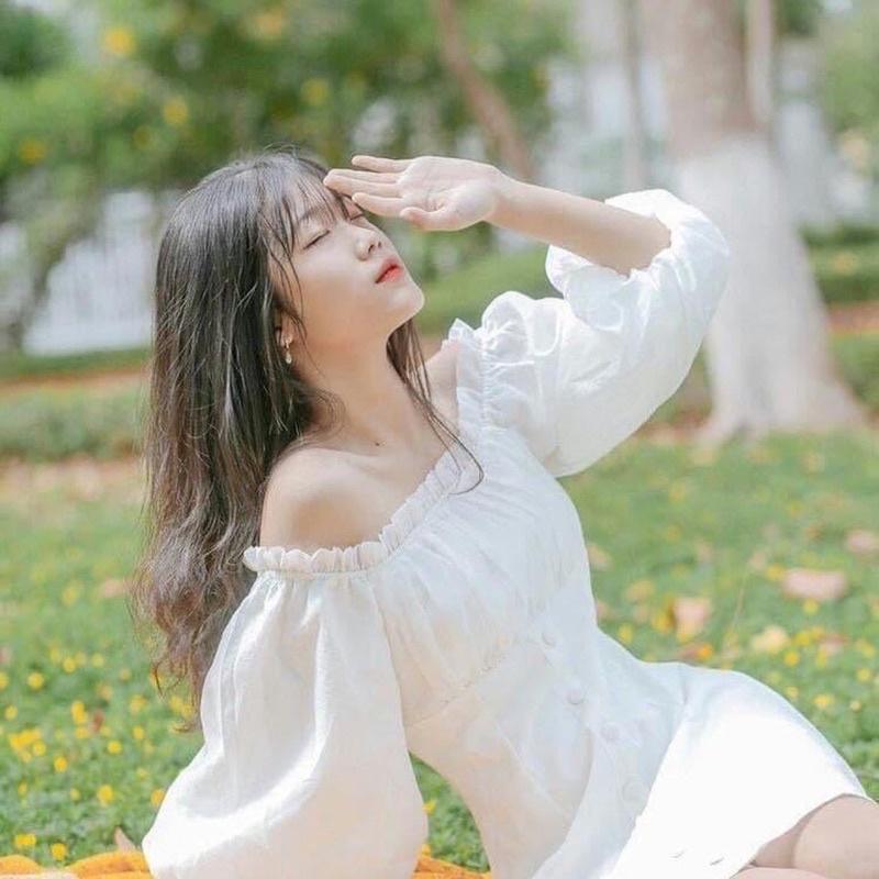 Đầm trắng trễ vai nút bọc