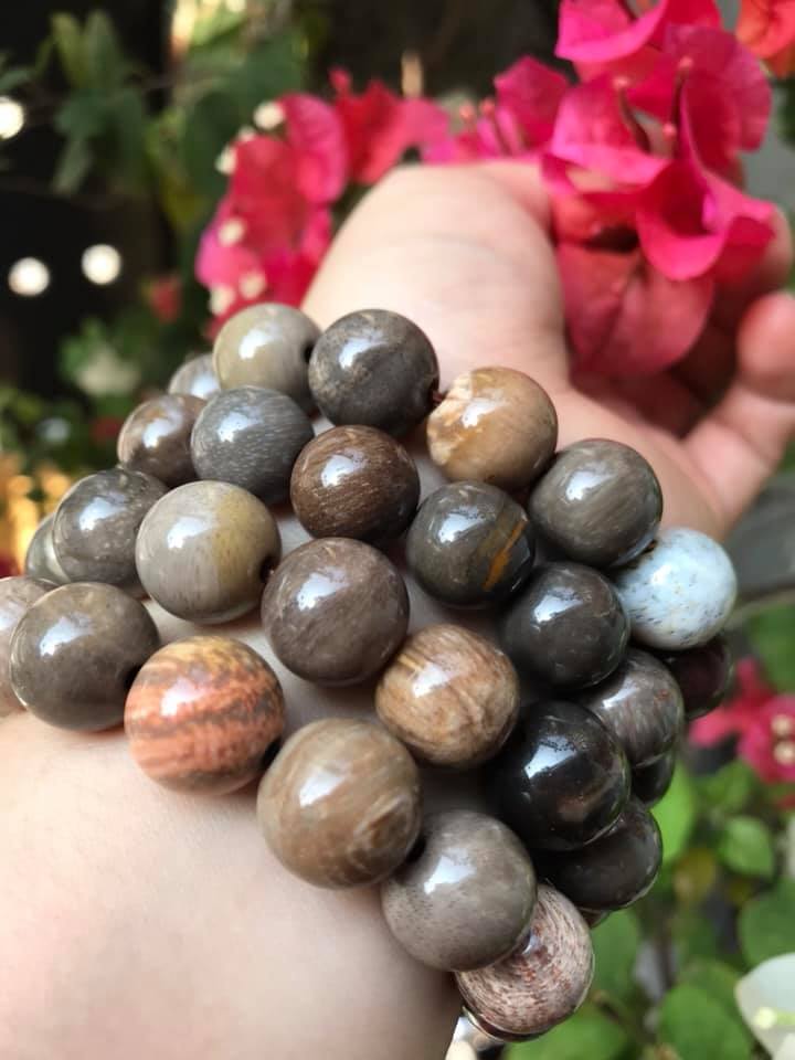 Vòng Gỗ Hóa Thạch Màu Vân Tự Nhiên Bóng Đẹp Nam Đeo size 13mm Màu Trắng Nâu Sáng Bóng Vàng Nhẹ Nam đeo vào tay đẹp sang tốt rẻ nữa ạ