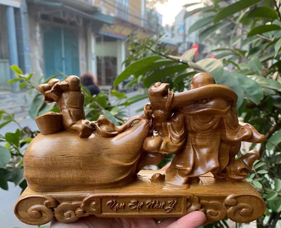 Tượng phật di lặc mi ni để ôtô bằng gỗ bách xanh thơm nức 20x12x6cm