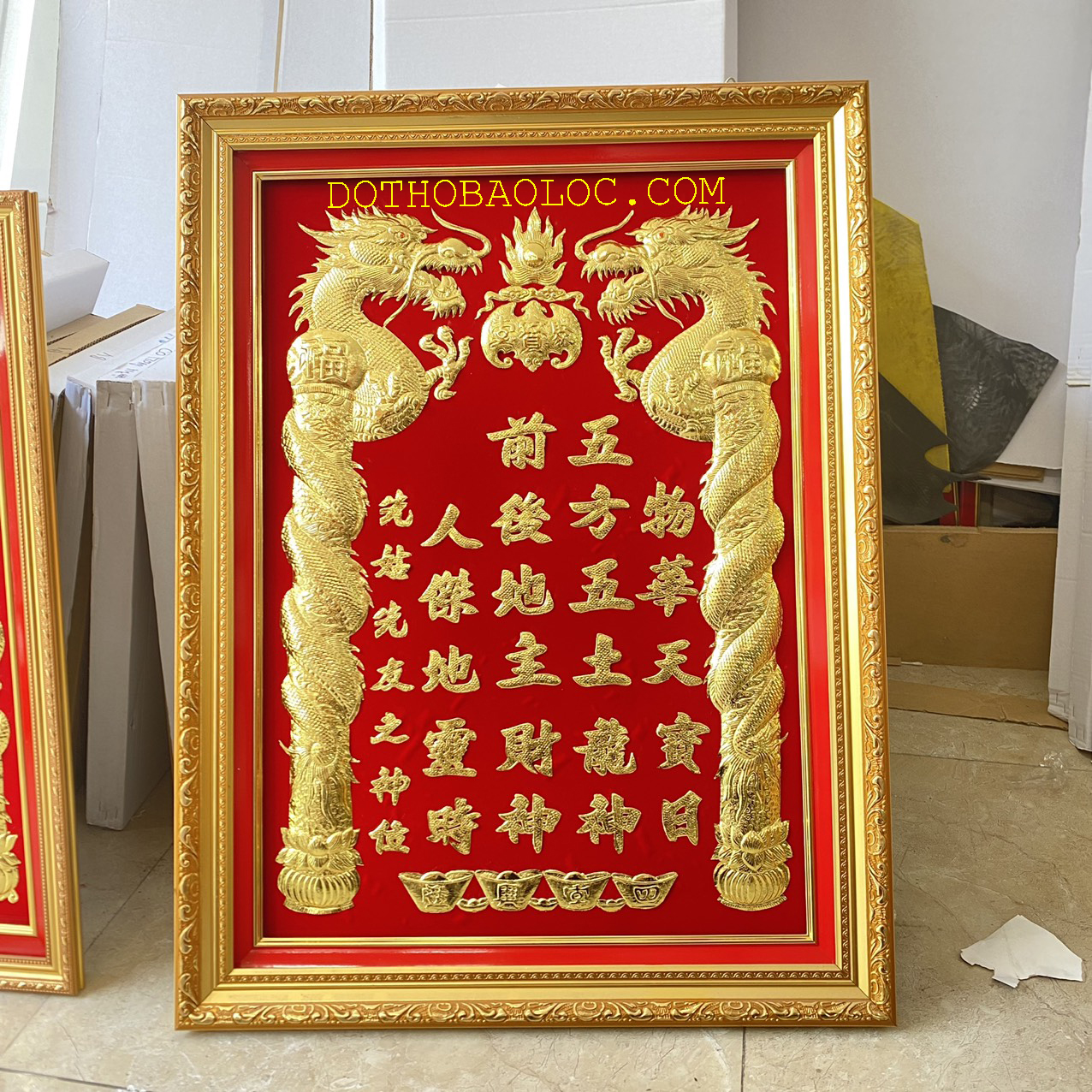 Bài vị Thần Tài Thổ Địa dát vàng 24 K 42cm x 60cm – Nền đỏ – Khung nhựa nhập khẩu