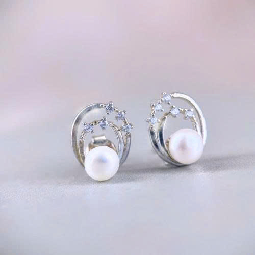 Bông tai nụ bạc Ý có thiết kế hình xoắn ốc hoặc hình giọt nước cách điệu, ôm trọn một viên ngọc trai ở trung tâm, phong cách tinh tế, thanh lịch, phù hợp đi làm, đi tiệc - BM356