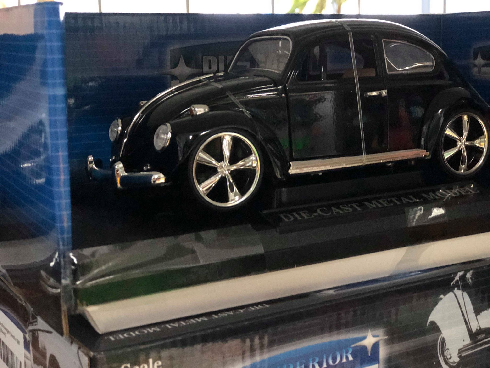 Mô hình xe cổ Volkswagen-Beetle 1:18 MZ 2010 (đen)