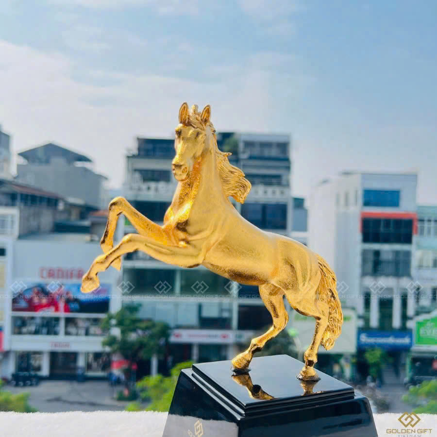 Tượng ngựa vàng chiến thắng