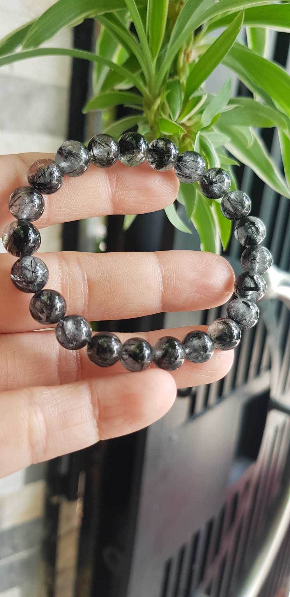 Vòng tay thạch anh tóc đen tự nhiên nữ size hạt 8mm màu đen trắng bóng đẹp hợp mệnh thủy mệnh Mộc đeo đẹp may mắn hợp mệnh tuổi tốt sức khỏe công việc ạ