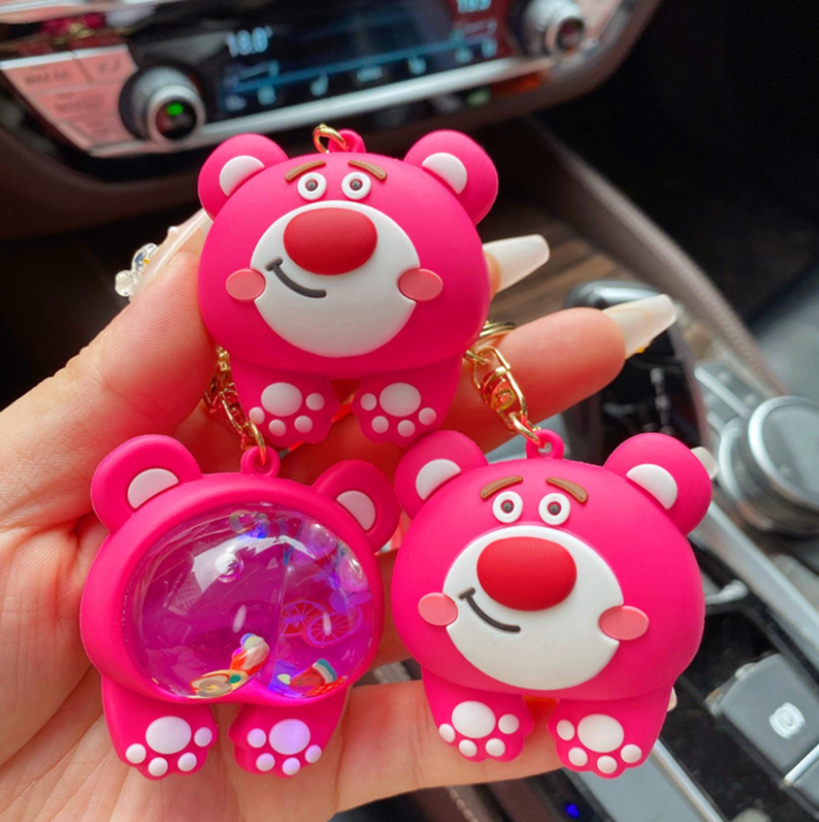 Móc khóa Chú Gấu Dâu Tây cực kỳ dễ thương , mặt sau được làm từ chất liệu lỏng độc đáo